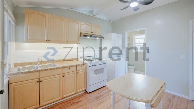 Unit B photo 4