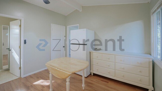 Unit B photo 5