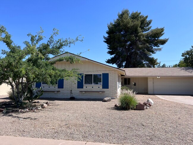 3015 E Desert Cove Ave Phoenix, AZ 85028 photo 2