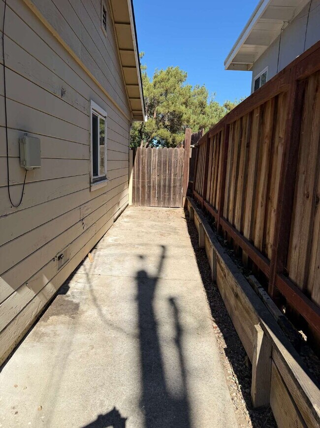 638 Palm Ave Martinez, CA 94553 photo 3