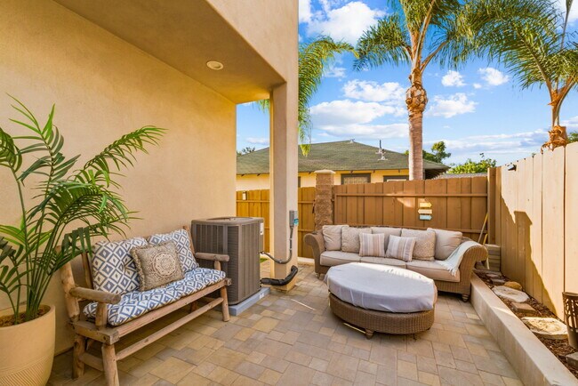 5051 Savannah St San Diego, CA 92110 photo 2