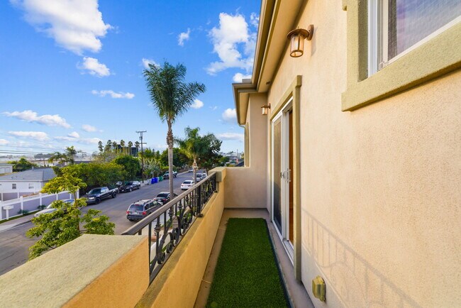 5051 Savannah St San Diego, CA 92110 photo 5