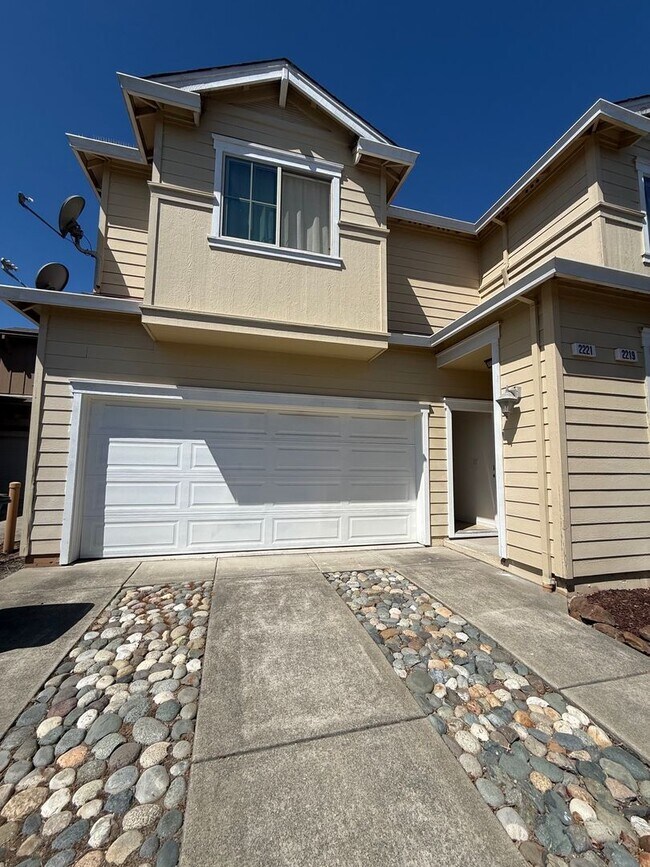 2221 Versailles St photo 2