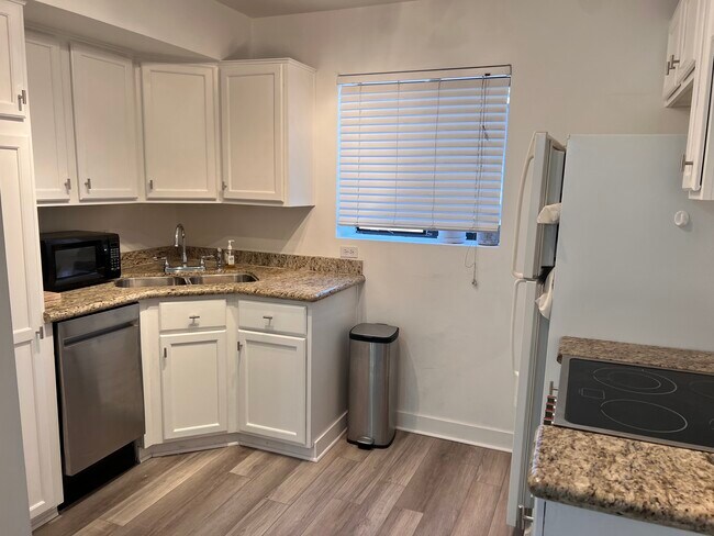 310 W Earll Dr Phoenix, AZ 85013 photo 4