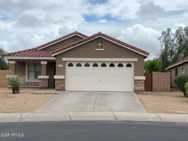 1117 E Arabian Dr photo 2