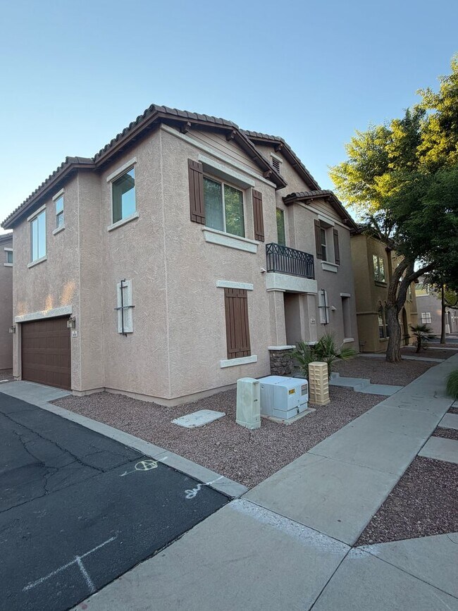 Beautiful 3 Bedroom Home In Gilbert! New Carpet New Paint photo 4