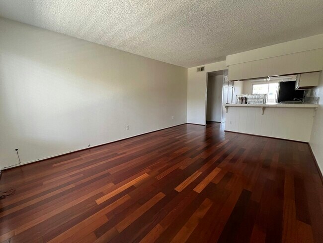 569 E St Chula Vista, CA 91910 photo 2