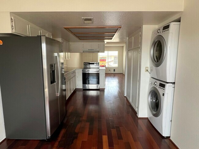 569 E St Chula Vista, CA 91910 photo 4