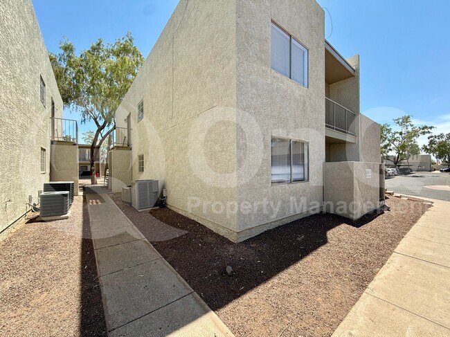 2827 E Le Marche Ave Phoenix, AZ 85032 photo 4