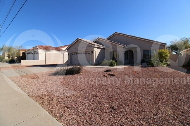 927 E Hearn Rd Phoenix, AZ 85022 photo 2