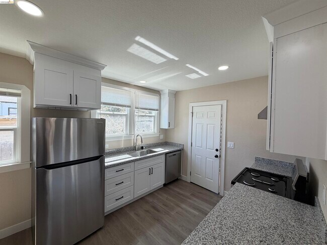 1225 Pine St Pittsburg, CA 94565 photo 4