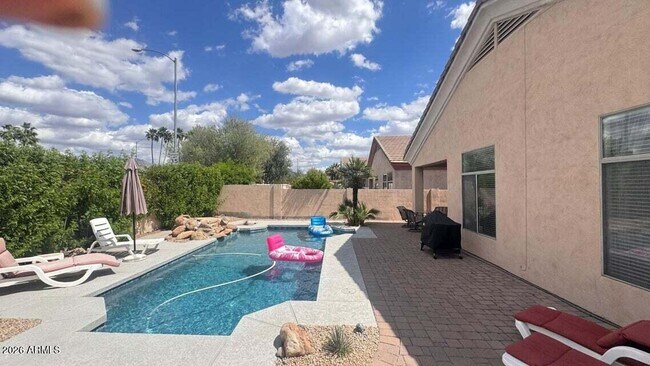 4B With Private Pool photo 3