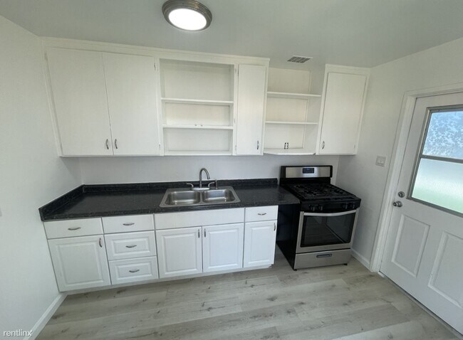 4331 Clairemont Dr San Diego, CA 92117 photo 2