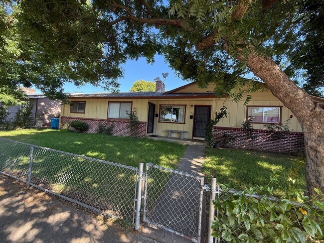 611 Fairview Dr Gilroy, CA 95020 photo 2