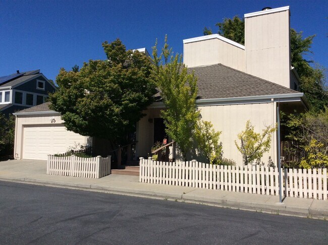 1 Berkeley Ct Santa Cruz, CA 95062 photo 2