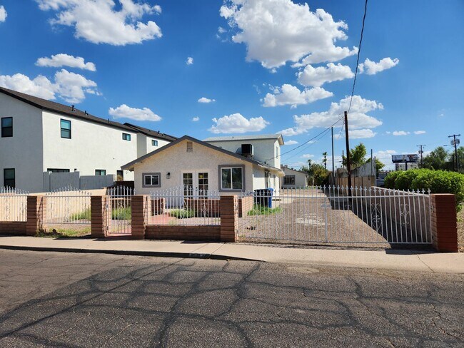 707 E Roma Ave Phoenix, AZ 85014 photo 2