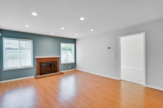 6651 Bunker Hill Ct photo 3