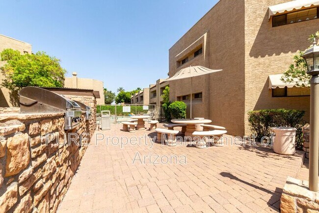 2228 N 52nd St Phoenix, AZ 85008 photo 4