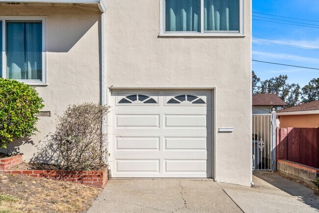 1796 Hickory Ave photo 3