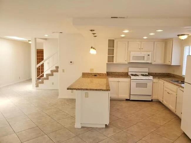 2825 Unicornio St Carlsbad, CA 92009 photo 4