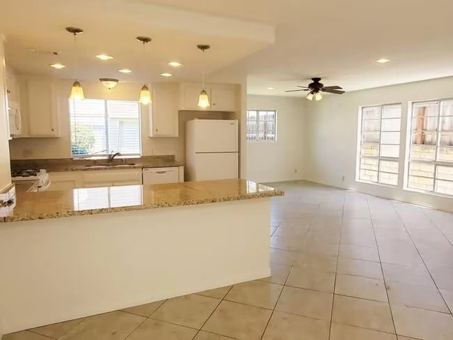 2825 Unicornio St Carlsbad, CA 92009 photo 5