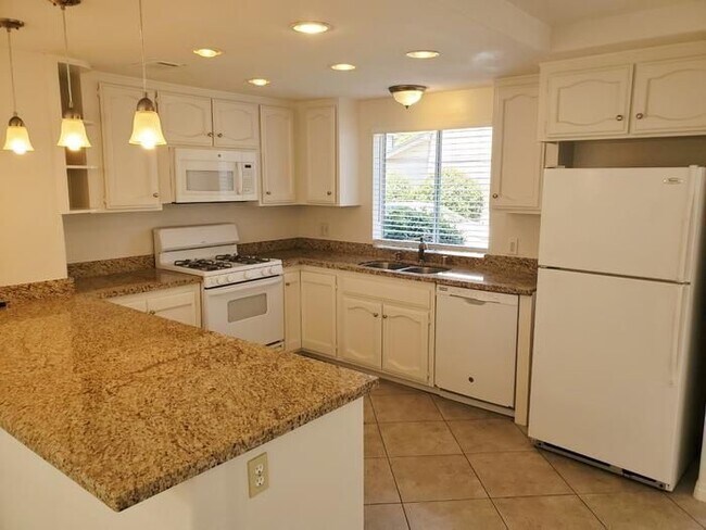 2825 Unicornio St Carlsbad, CA 92009 photo 3