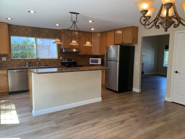 1312 Jasmine Cir photo 3