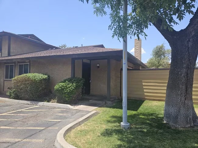 1622 W Village Way photo 3