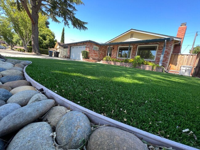 636 Leona Lane, Mountain View, CA 94040 photo 2