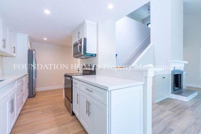 2BR/2BA Townhouse on Windstone · San Rafael photo 2