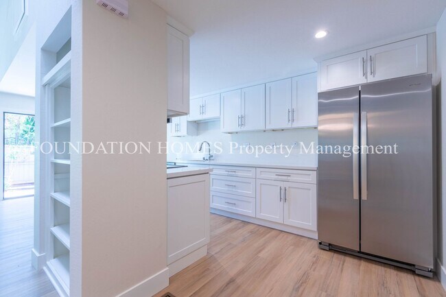 2BR/2BA Townhouse on Windstone · San Rafael photo 3
