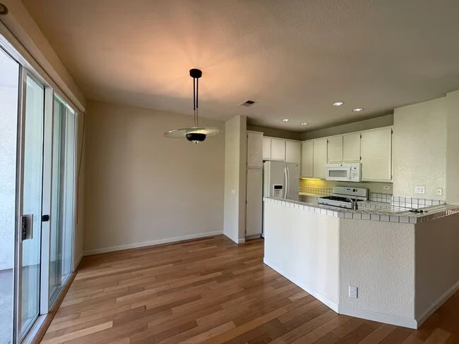 450 Navaro Way San Jose, CA 95134 photo 4