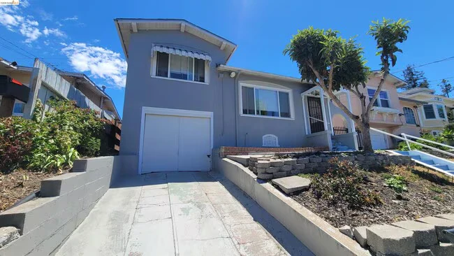 3BR/2BA Single Family House on 12th Ave · Oakland photo 2