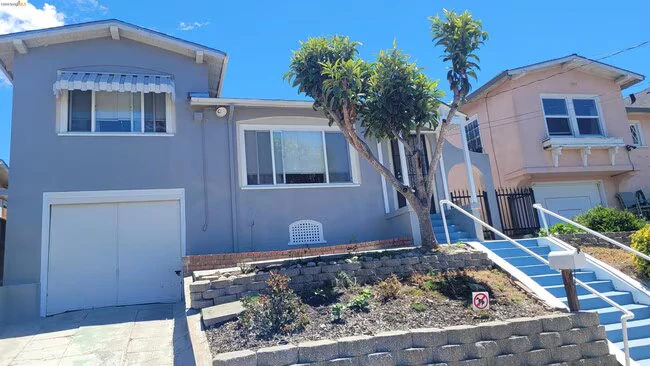 3BR/2BA Single Family House on 12th Ave · Oakland photo 4