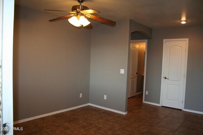 11207 W Hopi St Avondale, AZ 85329 photo 5