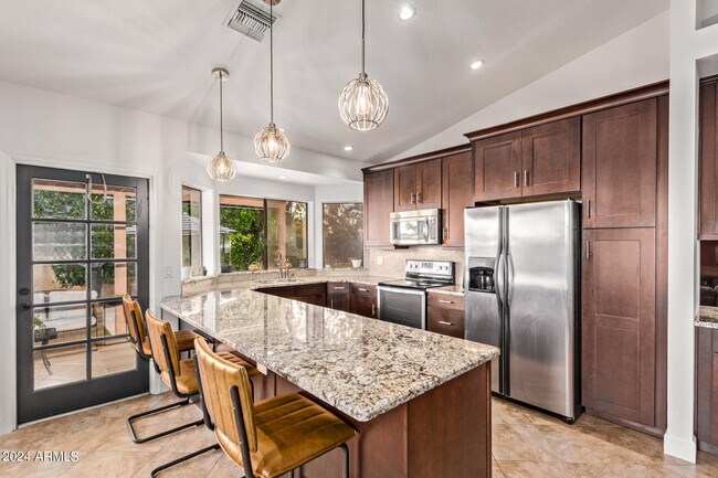 2555 N Tamarisk St photo 4