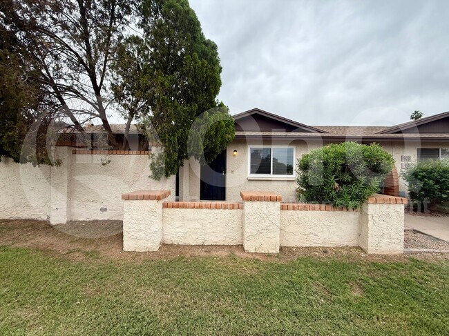 919 W Laguna Dr Tempe, AZ 85282 photo 2