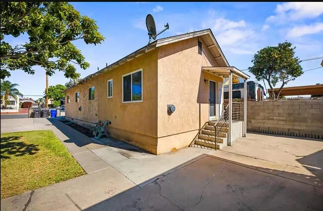 3815 Birch St San Diego, CA 92113 photo 2