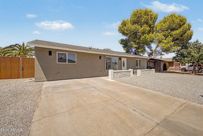 3524 E Angela Dr Phoenix, AZ 85032 photo 2
