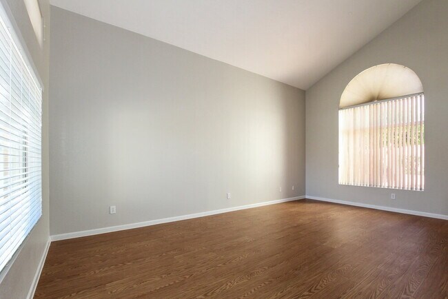 8760 W Melinda Ln Peoria, AZ 85382 photo 4