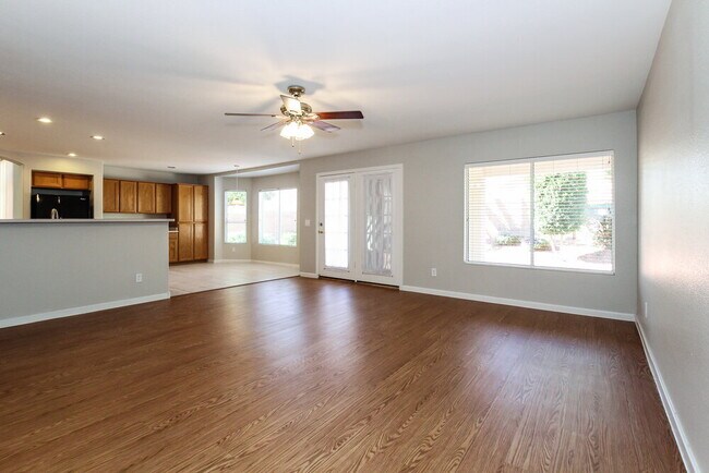 8760 W Melinda Ln Peoria, AZ 85382 photo 2