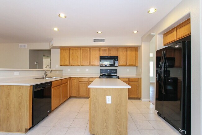 8760 W Melinda Ln Peoria, AZ 85382 photo 3
