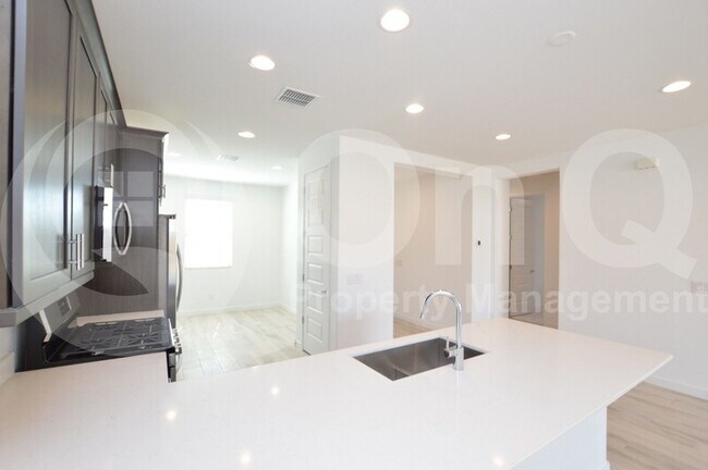 2548 W Hidalgo Ave Phoenix, AZ 85041 photo 4