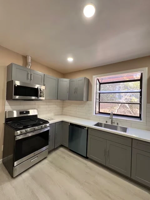 2065 Alameda Ave Alameda, CA 94501 photo 5