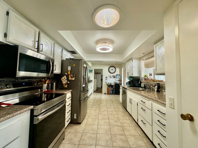 12530 W Limewood Dr Sun City West, AZ 85375 photo 4