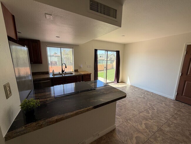 801 E North Ln photo 3