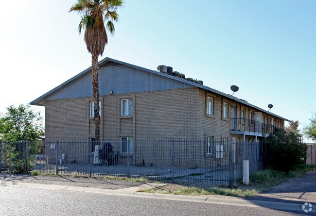 1734 West Vogel Avenue photo 2