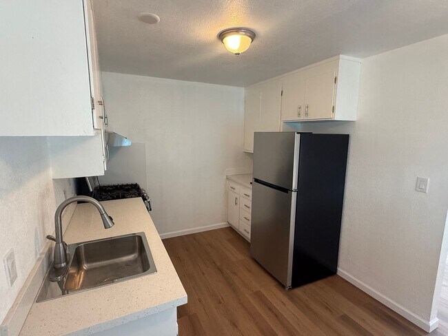 301 Willard Ave photo 4