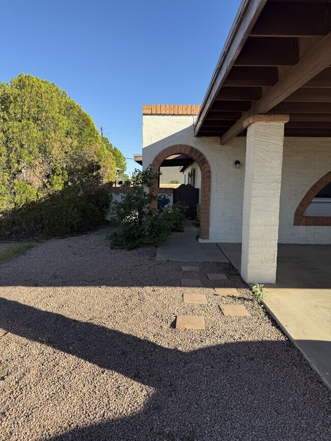 4809 S La Rosa Dr Tempe, AZ 85282 photo 2