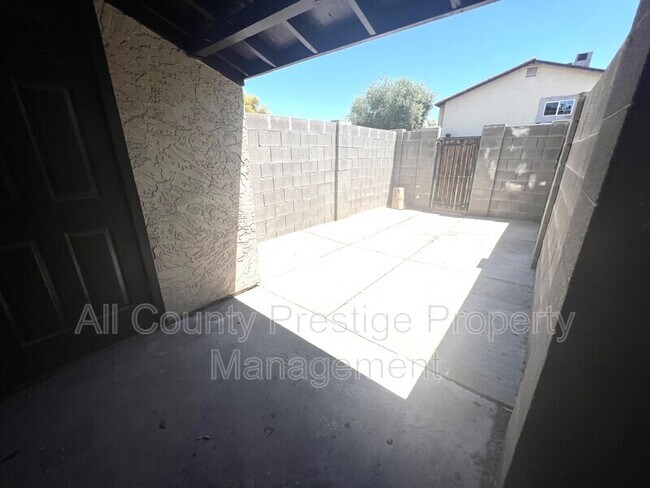 2425 E Waltann Ln Phoenix, AZ 85032 photo 4